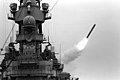 L'USS Missouri tirant un BGM-109 Tomahawk vers une cible irakienne, au départ de l'opération Tempête du désert.