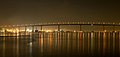 Le pont illuminé la nuit