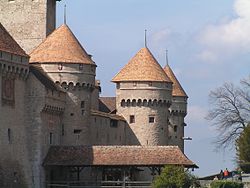 Vista de torres con matacáns no castelo de Chillon, Suíza.