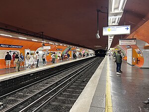 Les quais de la ligne 9, décorés dans le style « Mouton-Duvernet ».