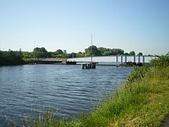 Pont tournant de Colombelles sur le Canal de Caen à la mer (entre Hérouville-Saint-Clair et Colombelles) dans le Calvados.