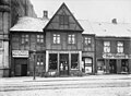 Tollbugata 14, Bokbindergården, fotografert 1900. I 1915 ble gården tatt ned for å flyttes til Folkemuseet. Foto: Olaf Martin Peder Væring