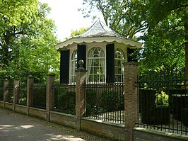 Theekoepel met tuinmuur van Bolenstein aan de Wilhelminaweg