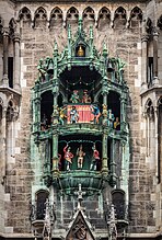 A Rathaus-Glockenspiel, egy nagy mechanikus óra München szívében, az új városházán. Az életnagyságú figuráiról híres óra naponta kétszer München történelméből játszik jeleneteket