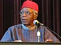 Chinua Achebe escritor, romancista, poeta, crítico literário.