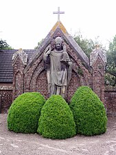 St.Willibrordusbeeld op kerkhof