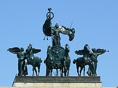 Lady Columbia en un carro tirado por dos caballos (c. 1898) de Frederick William MacMonnies, sobre el Arco de los Soldados y Marineros en la Grand Army Plaza en Brooklyn, Nueva York