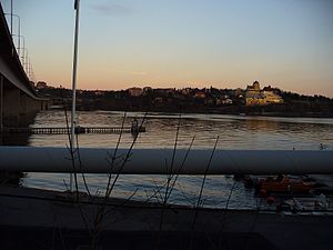 Lidingö sett från Ropsten över Lilla Värtan med Lidingöbron till vänster. Hotell Foresta dominerar vyn.