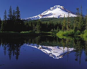 Mount Hood zrcadlící se v jezeře Trillium