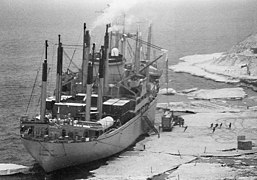 Die USNS Southern Cross 1983 an der McMurdo-Station: Fracht-Ladevorgänge am schwimmenden Eis-Pier