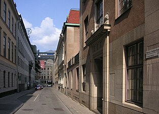 Västra trädgårdsgatan, med Tändstickspalatset till vänster.