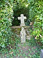 Croix ancienne dans le cimetière de Locoal.