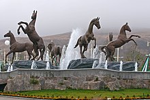 Statues de chevaux et fontaine.