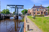 De klapbrug over het Termunterzijldiep in Nieuwolda met rechts eetcafé De Brug, een voormalig kruidenierspand uit 1852.