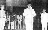 Soekarno membaca deklarasi kemerdekaan