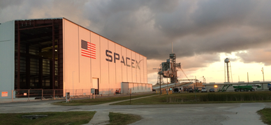 Construction d'un bâtiment d'assemblage pour les 'Falcon 9' et Falcon Heavy près du complexe de lancement LC-39A du centre spatial Kennedy (juin 2015) acquis par la société SpaceX.