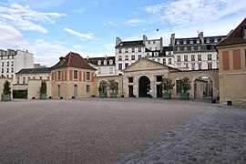 Entrée et cour.