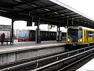 Wuhletal, Berlin: Viergleisiger Bahnhof mit bahnsteiggleichem Umstieg zwischen S-Bahn (links) und U-Bahn (rechts)