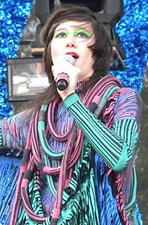 Karen O bei einem Auftritt der Band Yeah Yeah Yeahs 2009