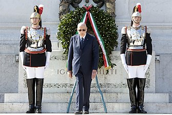 President Giorgio Napolitano, med Corazzieri, vid kransnedläggning på Viktor Emanuel-monumentet under republikens dag, 2 juni 2012.