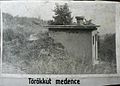 Törökkút-forrás 1954-ben épült medencéjének épülete (a solymári helytörténeti múzeumban kiállított, felirattal ellátott archív fotó újrafotózva)