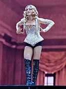 Madonna en el Re-Invention World Tour con indumentaria barroca