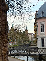 Schüss-Promenade in Biel (Bielschüss), im Hintergrund die Stadtkirche St. Benedikt