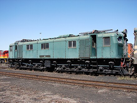 No. E201, showing the "left" side with three side windows and two narrow grilles on the lower body side, Bloemfontein, 18 September 2015