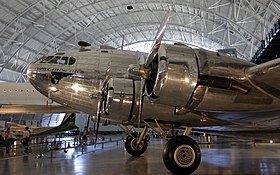 Le Boeing 307 Clipper Flying Cloud exposé au Centre Steven F. Udvar-Hazy.