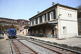 1 autorail ATER à quai et le bâtiment voyageurs.