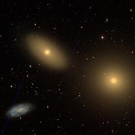 NGC 3384 (linksboven), Messier 105 (rechts), en NGC 3389