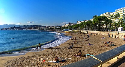 Plage publique de la Croisette Est.