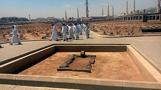 Makam Utsman bin Affan, dengan Masjid Nabawi di belakang, menghadap ke arah barat. Terlihat Kubah Hijau.