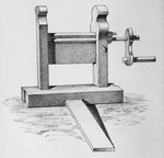 Teckning av en indisk "churka" - en handvevad "mangel" som skiljer bomullsfibrer från frön. Ur James Talboys Wheeler, 1862, Hand-book to the cotton cultivation in the Madras Presidency. Notera kugghjulsmekanisman på högra sidan vilken får båda cylindrarna att rotera.