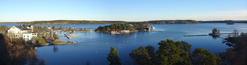 Vy från Grünewaldvillans tornrum över Hotellviken med Grand Hotel Saltsjöbaden (till vänster), Restaurangholmen (i bildmitt) och Badholmen (till höger), november 2015.