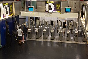 Les portiques de validation, vus depuis la mezzanine.