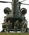 SEALs saliendo d'un CH-47D Chinook.