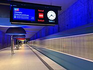 Moderner Zugzielanzeiger in der Station Westfriedhof, München