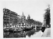 De brug rond 1930 met links van de brug het trafohuisje