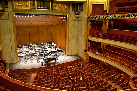 Interior din Théâtre des Champs-Élysées, cu basoreliefurile lui Bourdelle deasupra scenei