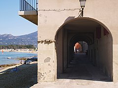 Galerie sous l'hôtel de La Plage.