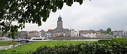 Pemandangan langit Deventer dengan Gereja St. Lebuinus ditunjukkan di tengah