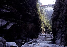 Spoarbrêge oer kleau ûnder Kurobe