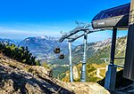 Bergstation der Jennerbahn mit an- und abfahrenden Gondeln