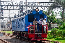 Lokomotif listrik yang tengah parkir di sebuah stasiun