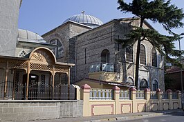 De Armeense Surp Krikor Lusaveriç-kerk (rechts) en een moskee (links).