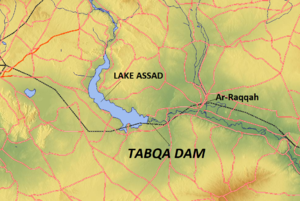 Poziția barajului, în aval de Lacul Assad și amonte de Raqqa