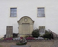 Gefallenendenkmal beider Weltkriege an der Kirche