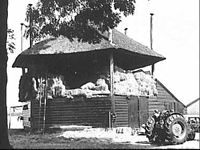 Hexagonal barrack with a storeroom below, the latter called a schuurberg in Dutch