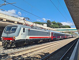 La locomotiva E.464.340 in livrea Intercity Giorno.